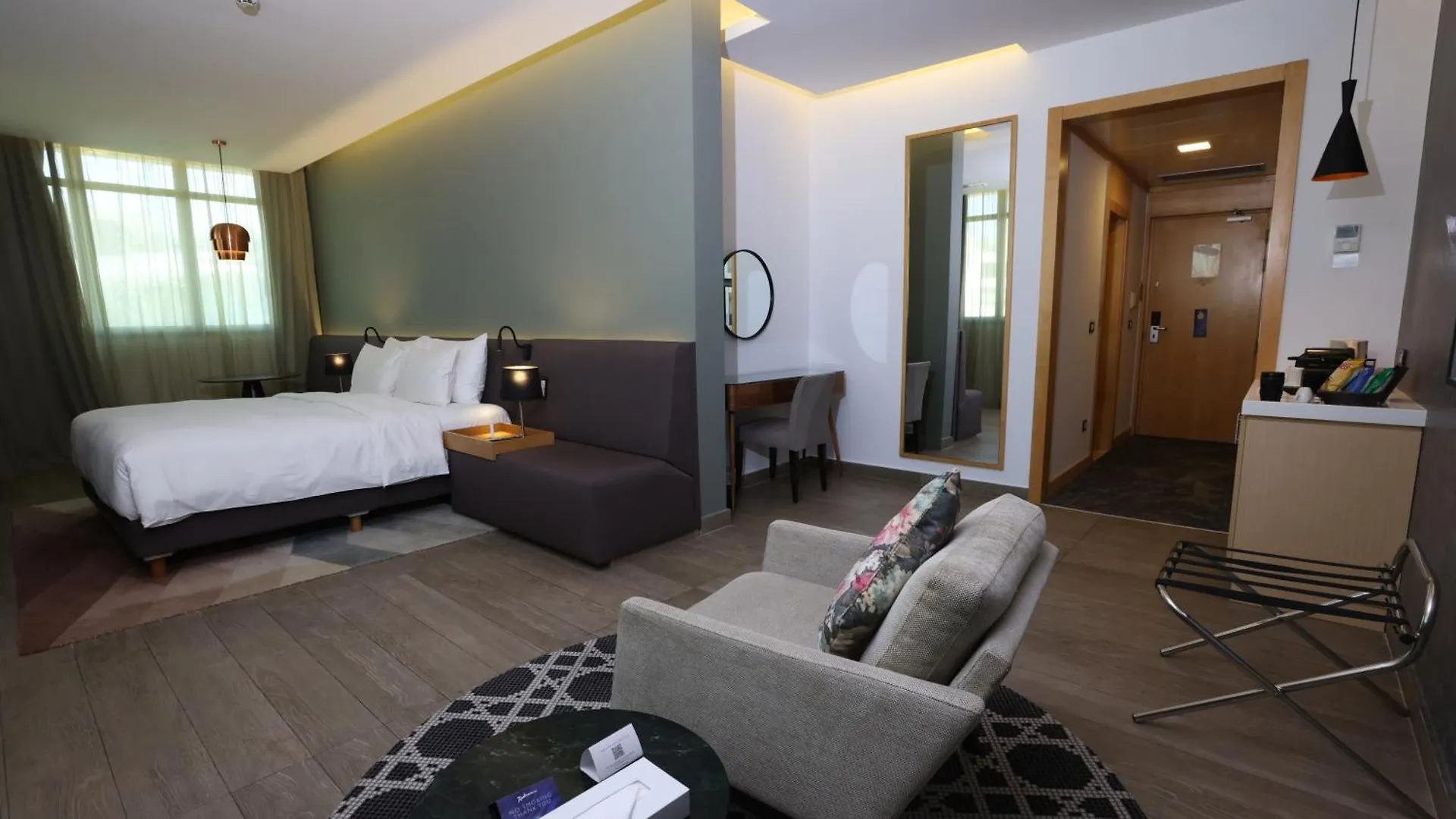 Radisson Blu Hotel, Beirut Verdun 5*,  Líbano