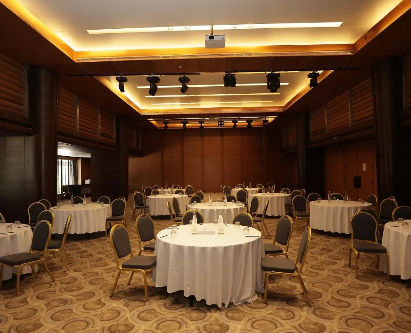 Radisson Blu Hotel, Beirut Verdun 5*,